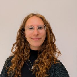 Weibliche Person welche Lächelt